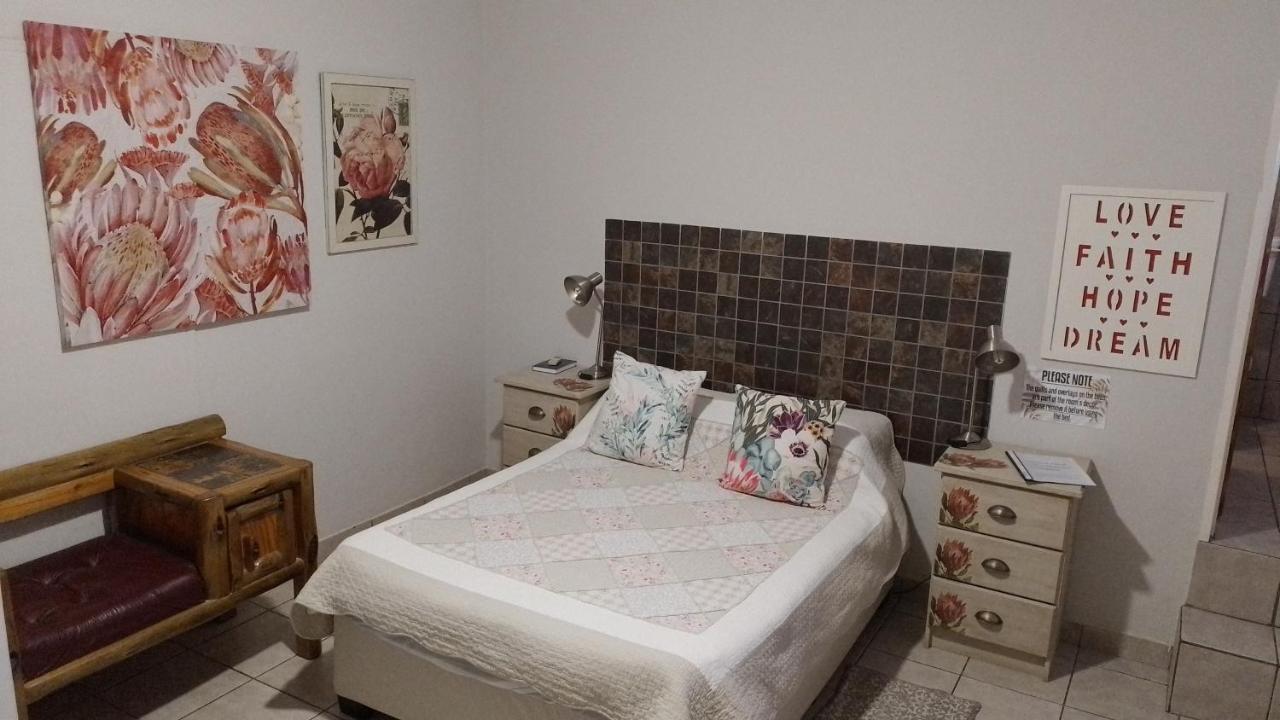 Larochelle Guesthouse Keetmanshoop Zimmer foto