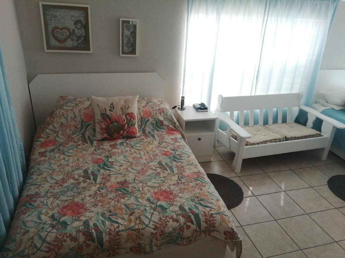 Larochelle Guesthouse Keetmanshoop Zimmer foto