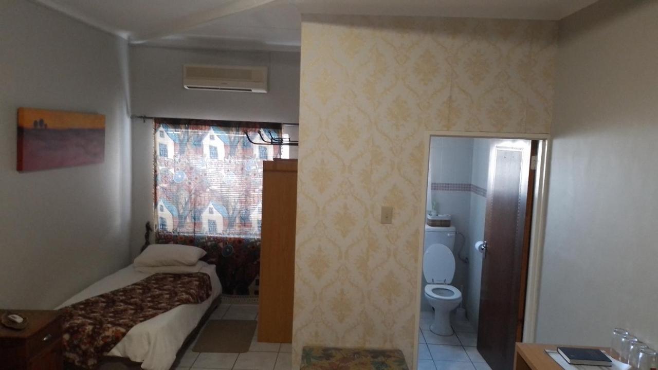 Larochelle Guesthouse Keetmanshoop Zimmer foto