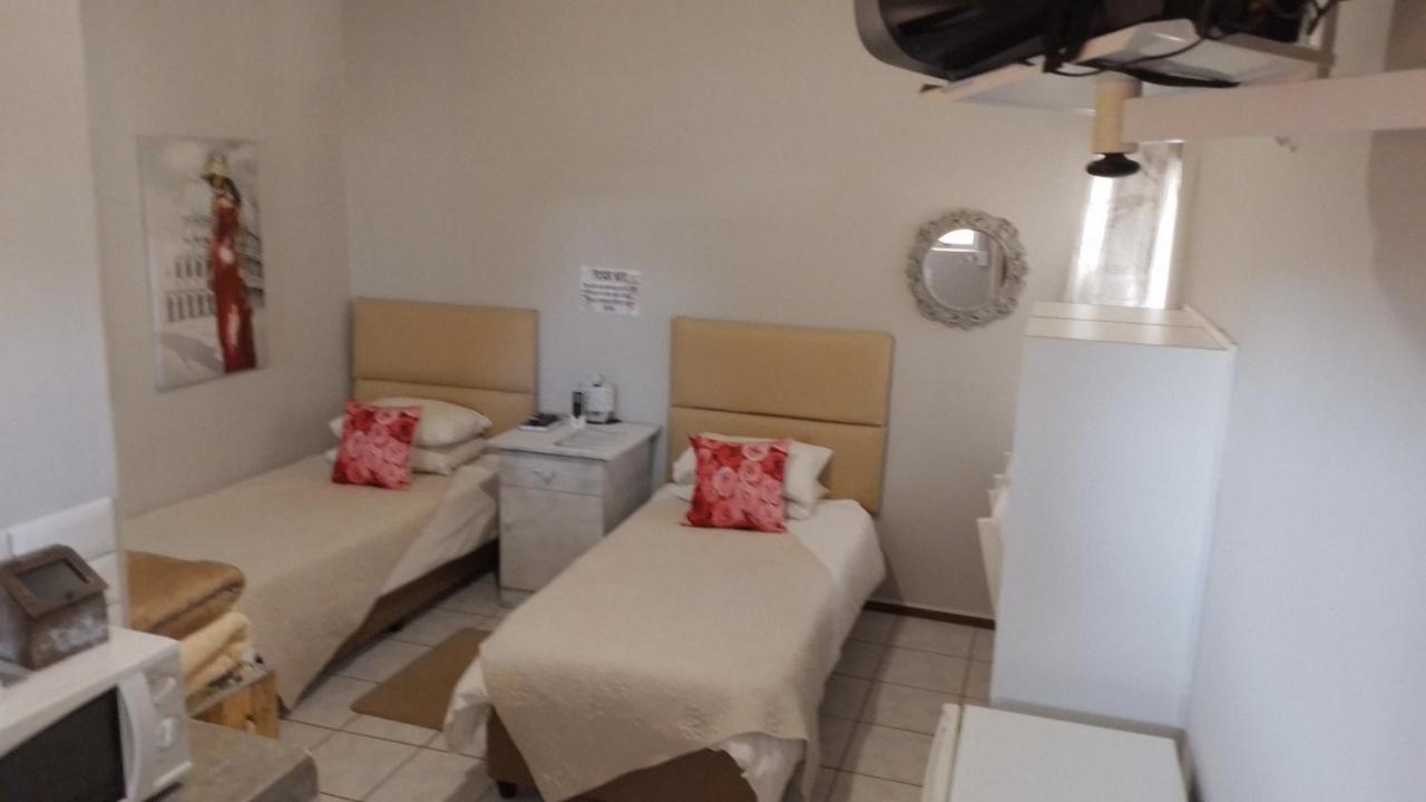 Larochelle Guesthouse Keetmanshoop Zimmer foto