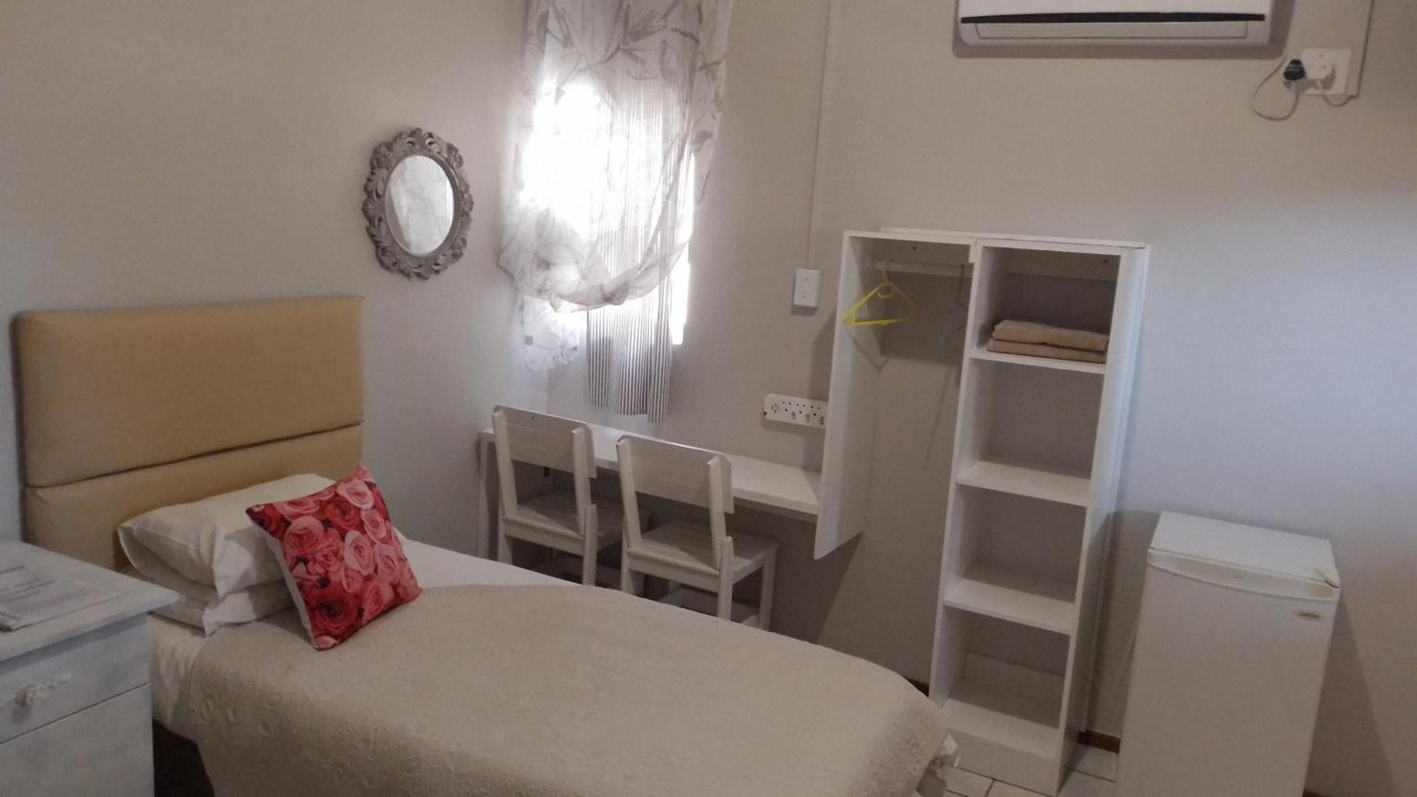 Larochelle Guesthouse Keetmanshoop Zimmer foto
